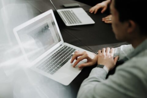 Person analyserar data på en laptop vid ett bord