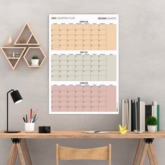 Kvartalskalender på väggen ovanför en arbetsplats med skrivbord