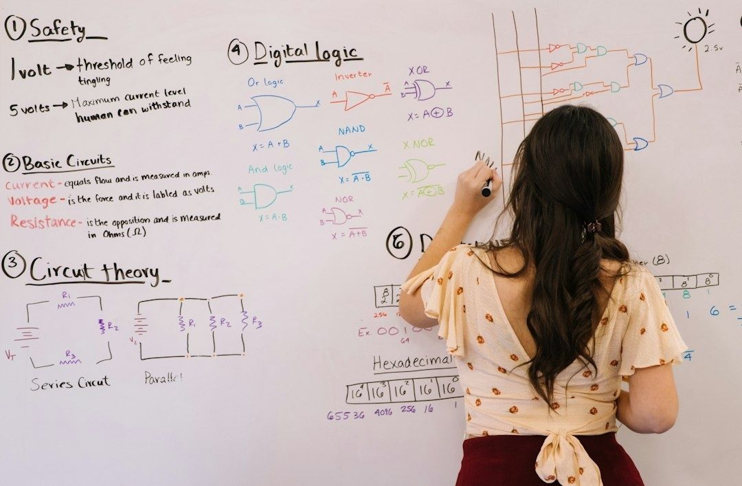 Person planerar innehåll på en whiteboard med diagram och anteckningar